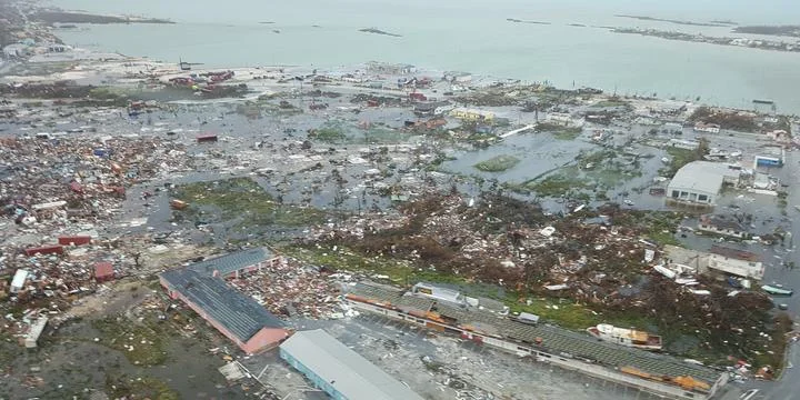 Imagem aérea da destruição causada por um furação