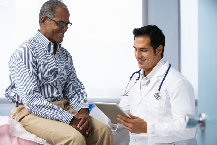 Homem uma uma consulta com o médico