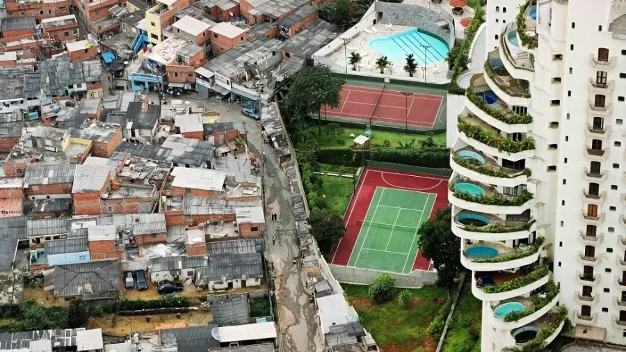 cidade com áreas contrastantes de riqueza e pobrez